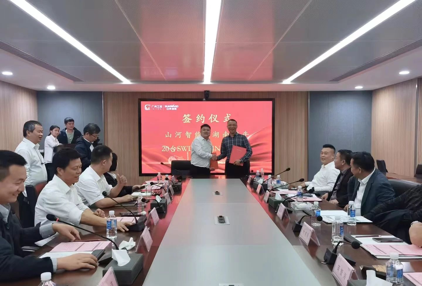 行业隆冬现暖阳！现场签购20台旋挖钻机，人生就是搏智能携手湖南骏牛助力国度电网项目建设