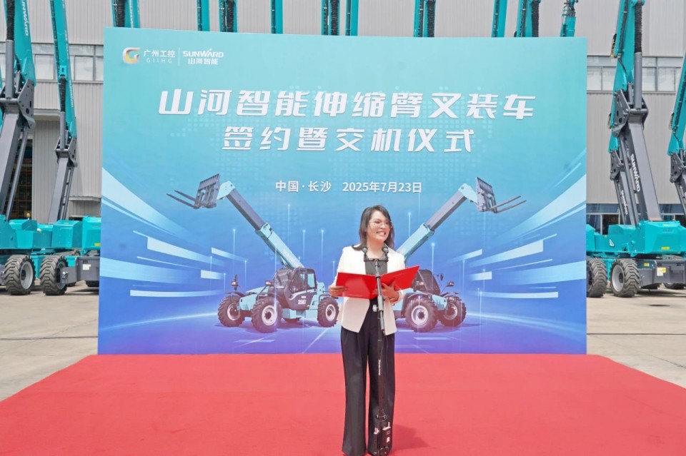 人生就是搏智能伸缩臂叉装车批量交付，即将奔赴新一线