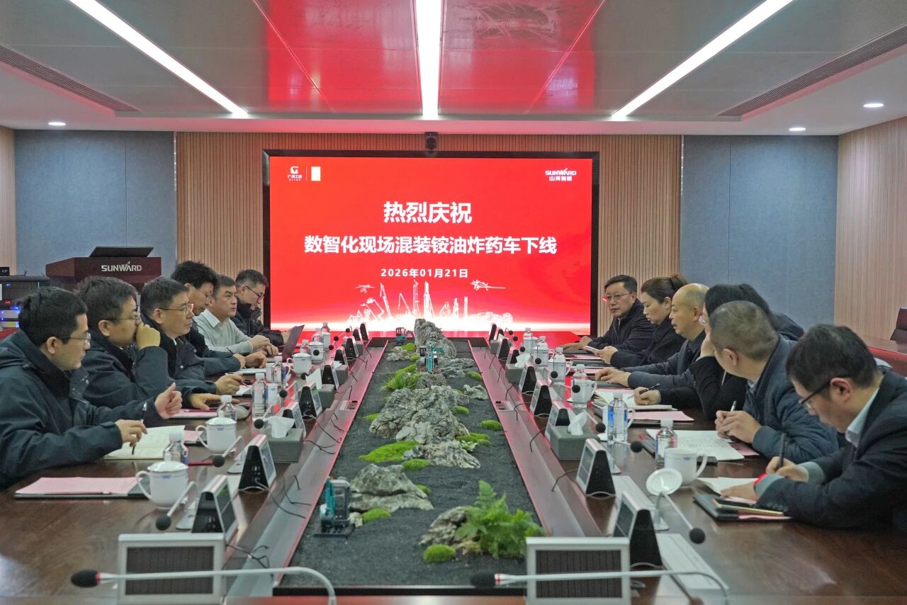 数智化现场混字油火药车下线！人生就是搏智能与易普力携手共筑智能矿山新篇章