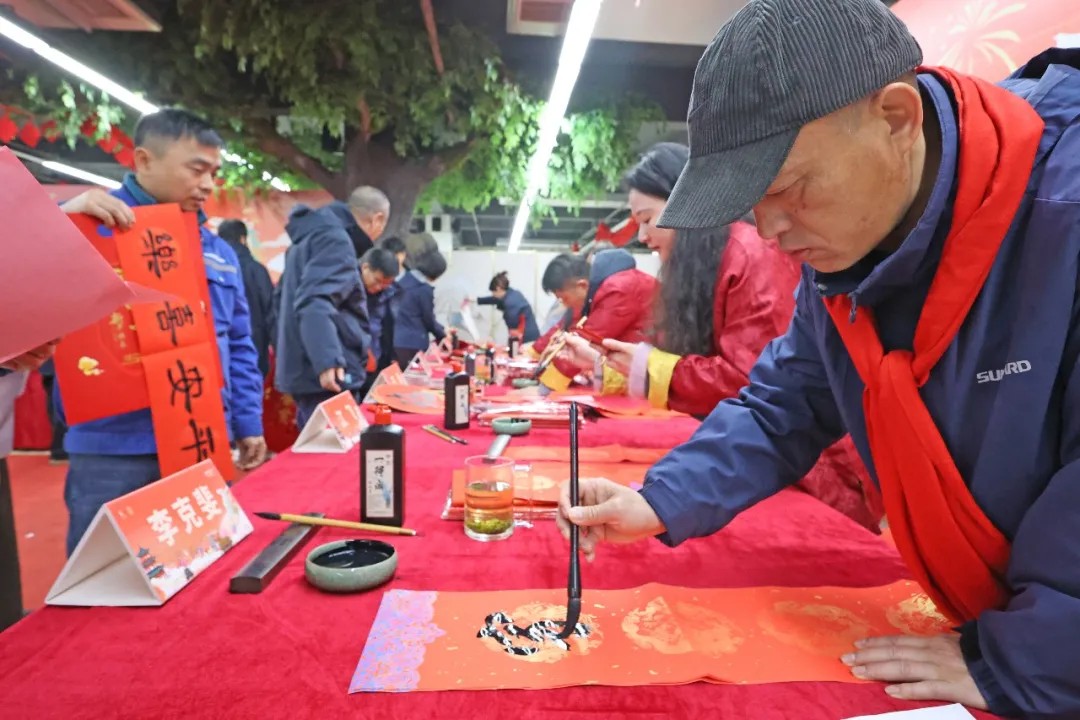 笔墨迎春，祝福暖心！在人生就是搏智能“囤”年味、送温暖、迎新春